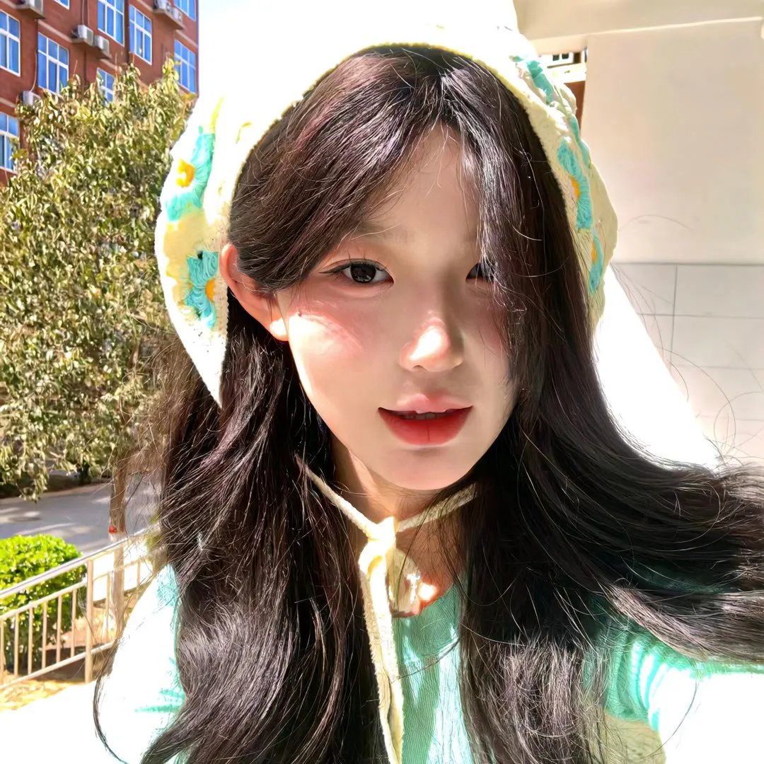 随盲柳入眠的女人